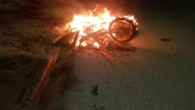 Photo of Hombre quema motocicleta en plena vía pública de Villa Vásquez.