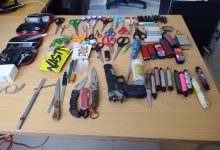 Photo of Encuentran pistola, vaper, tijeras, navajas, cuchillos y otros objetos punzantes en liceo de San Juan