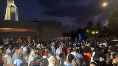 Photo of Con cantos y oraciones cientos de feligreses esperan a la Virgen de la Altagracia en Santo Domingo