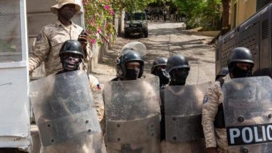 Photo of Al menos tres policías muertos por una banda armada en Haití